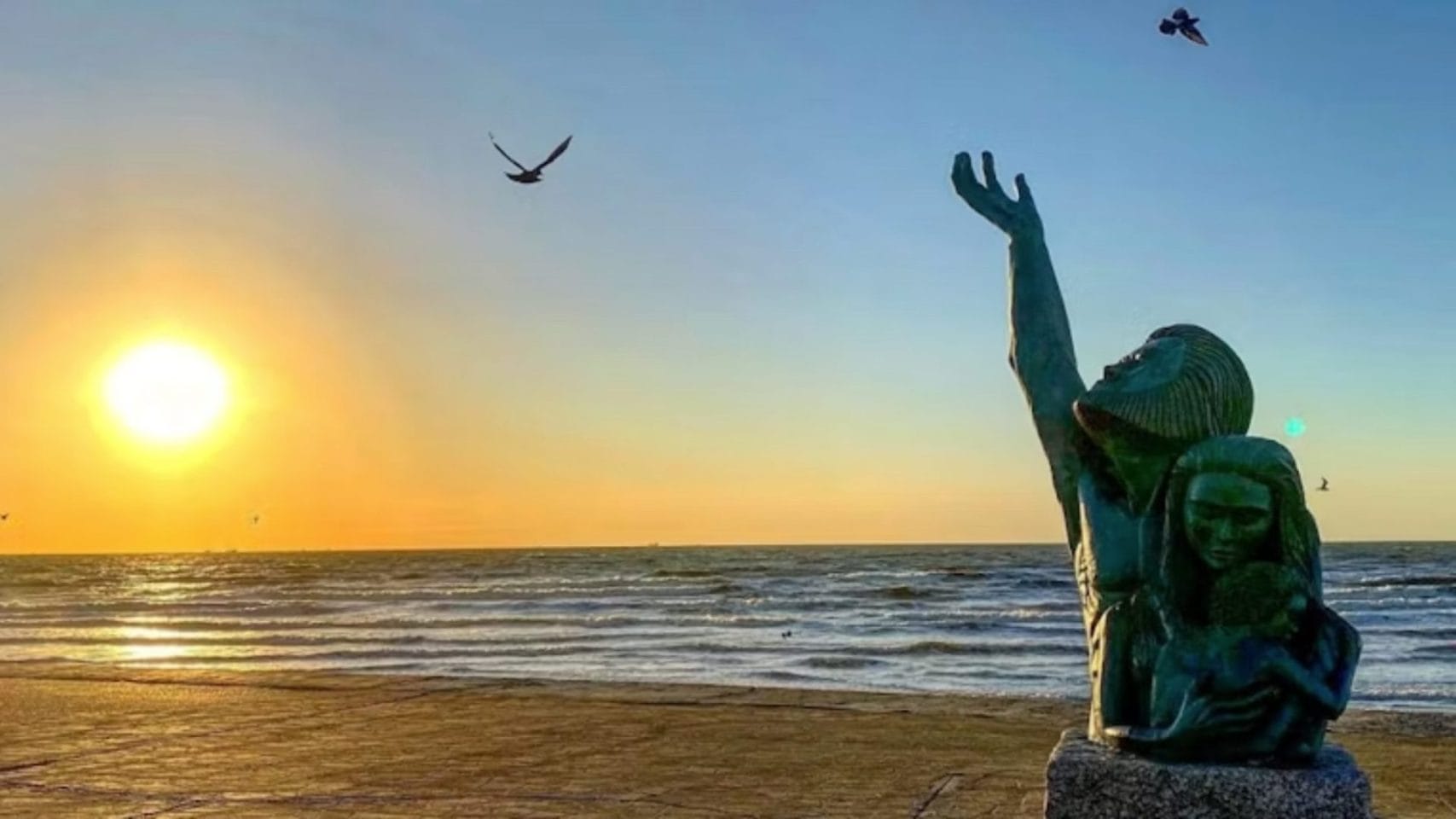 1900 Storm Memorial near the Galveston Seawall, honoring lives lost in Galveston’s historic 1900 hurricane.