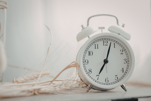 Alarm clock representing cremation timeline and how long cremation takes in Texas.